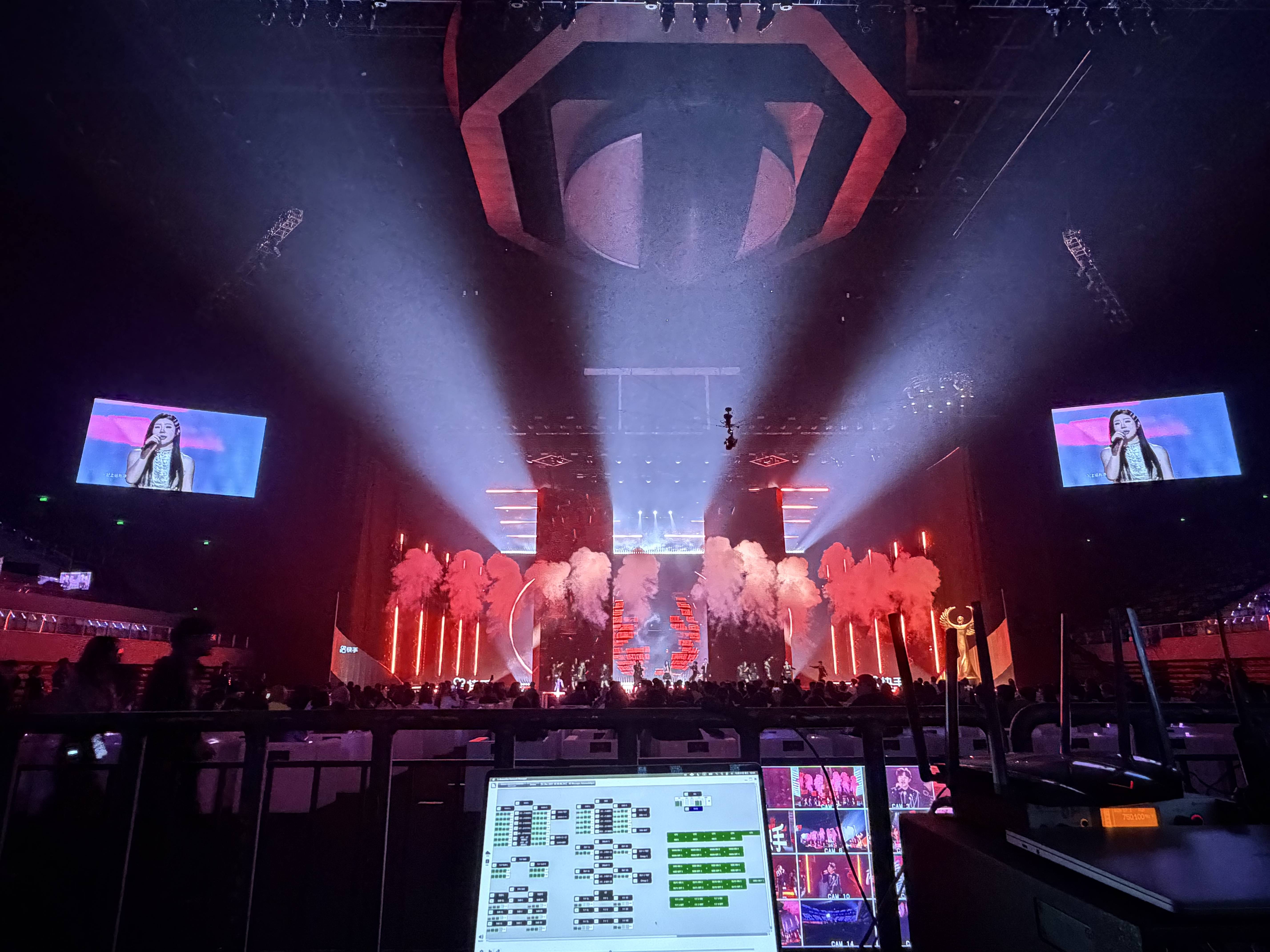 2025快手盛典「荣耀之夜」以烟花为号角，共赴2026！