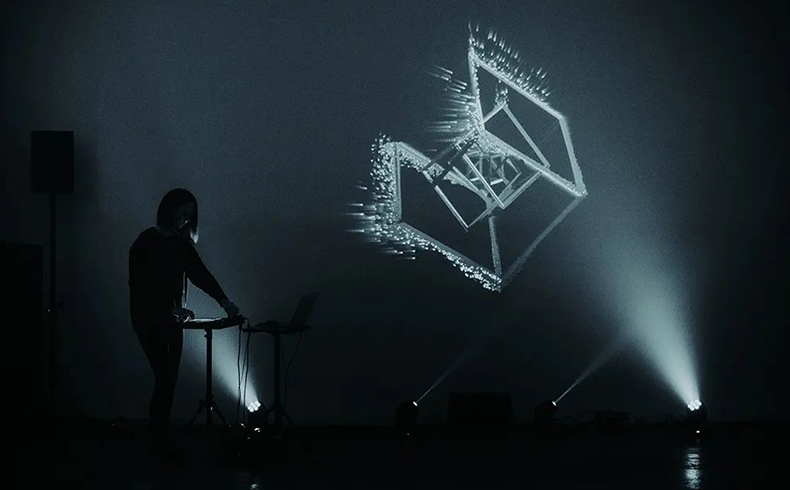 Case Share:Electronic Music Producer Halina Rice Combines 3D Soundscapes and Audio-Reactive Visual Elements for Evocative Live Performances